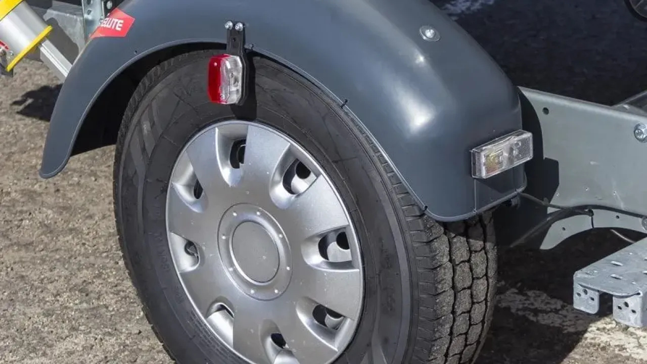 Satellite MX131 – zavorna prikolica za večje čolne po meri | Vzdržljiva in popolnoma opremljena