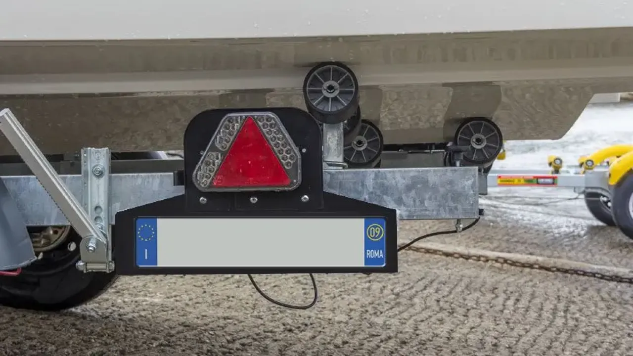 Satellite MX131 – zavorna prikolica za večje čolne po meri | Vzdržljiva in popolnoma opremljena