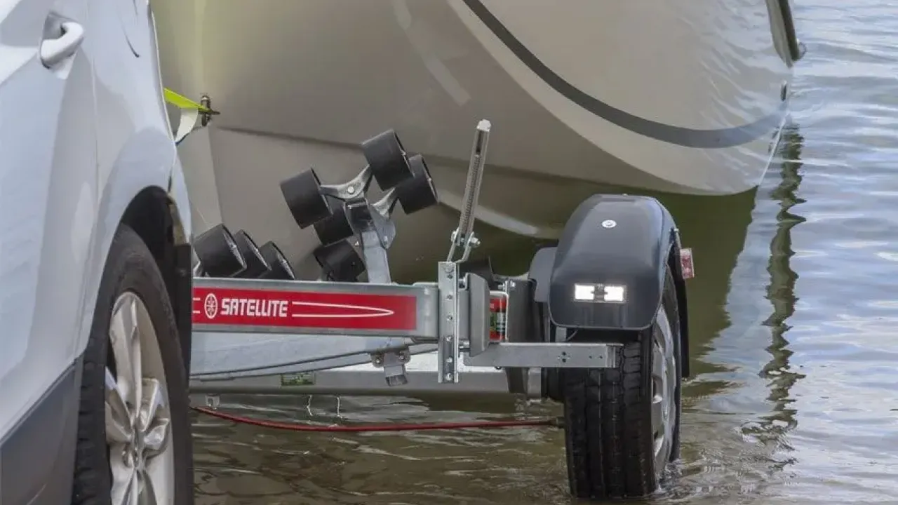 Satellite MX131 – zavorna prikolica za večje čolne po meri | Vzdržljiva in popolnoma opremljena