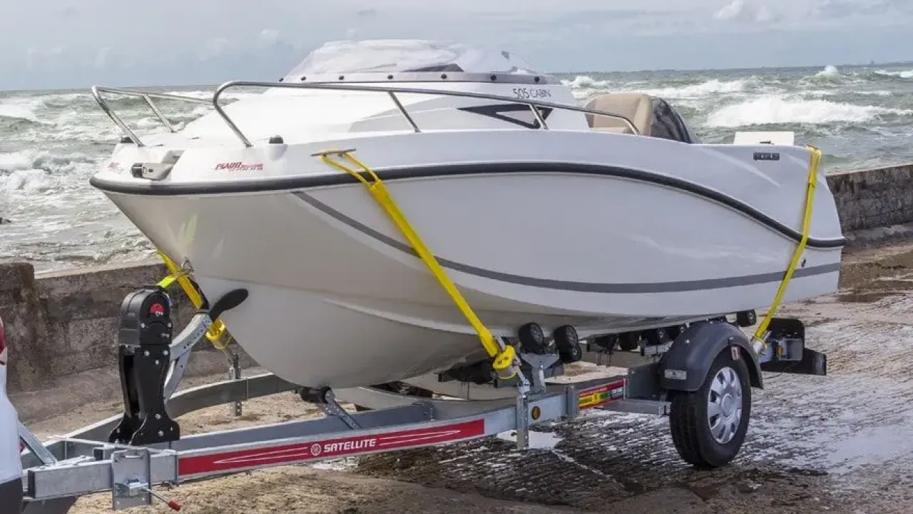 Satellite MX131 – zavorna prikolica za večje čolne po meri | Vzdržljiva in popolnoma opremljena