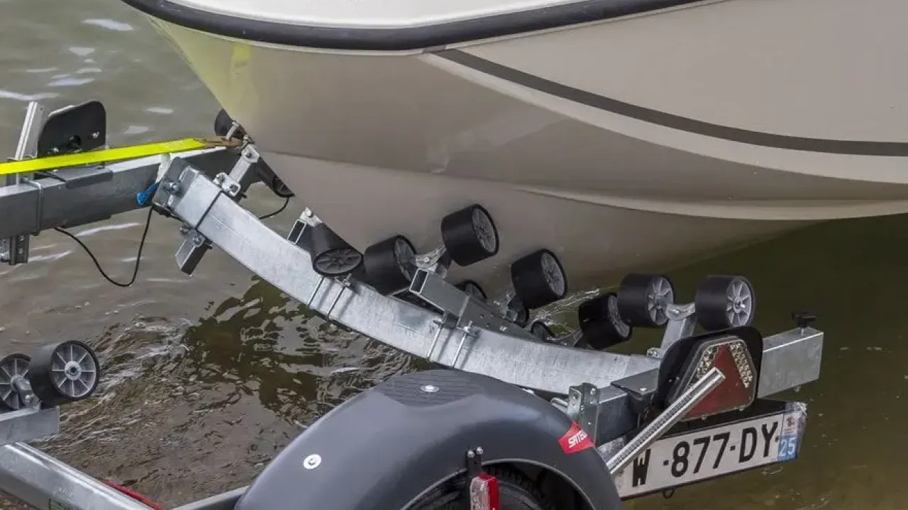 Satellite MX131 – zavorna prikolica za večje čolne po meri | Vzdržljiva in popolnoma opremljena