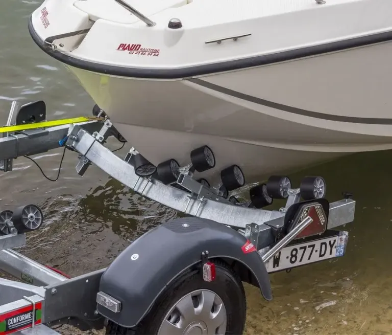 Satellite MX131 – zavorna prikolica za večje čolne po meri | Vzdržljiva in popolnoma opremljena