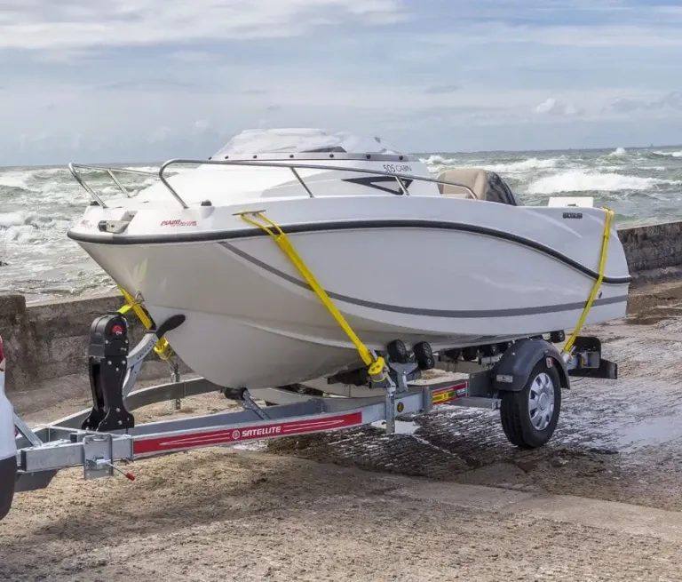 Satellite MX131 – zavorna prikolica za večje čolne po meri | Vzdržljiva in popolnoma opremljena